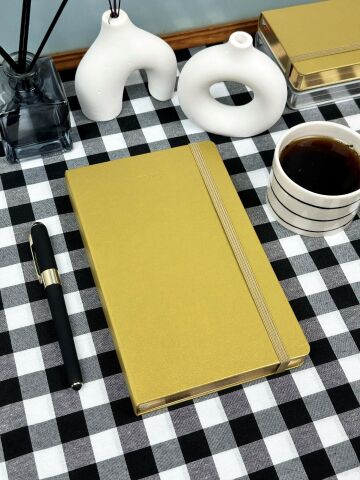 Victoria\'s Journals Classic 2024 Sert Kapak Günlük Ajanda 13x21 Altın 123-9177