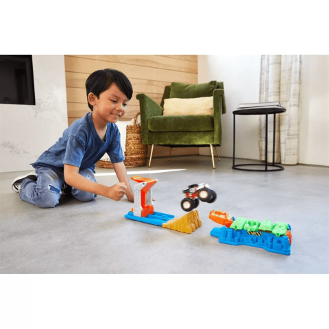 Hot Wheels Monster Trucks Fırlat ve Çarpış Oyun Seti GVK08