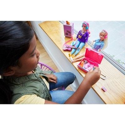 Barbie Seyahatte Bebeği ve Aksesuarları FWV25